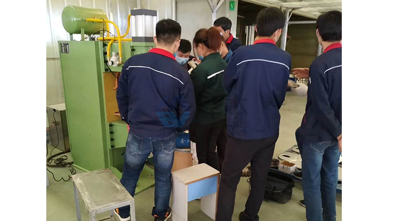 調(diào)試聊城魯環(huán)中頻點(diǎn)焊機(jī) (1) 調(diào)試聊城魯環(huán)中頻點(diǎn)焊機(jī) (1)