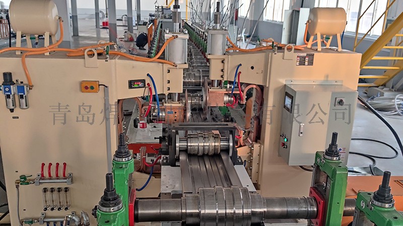 焊本車廂板流水線滾焊機(jī)2 焊本車廂板流水線滾焊機(jī)2